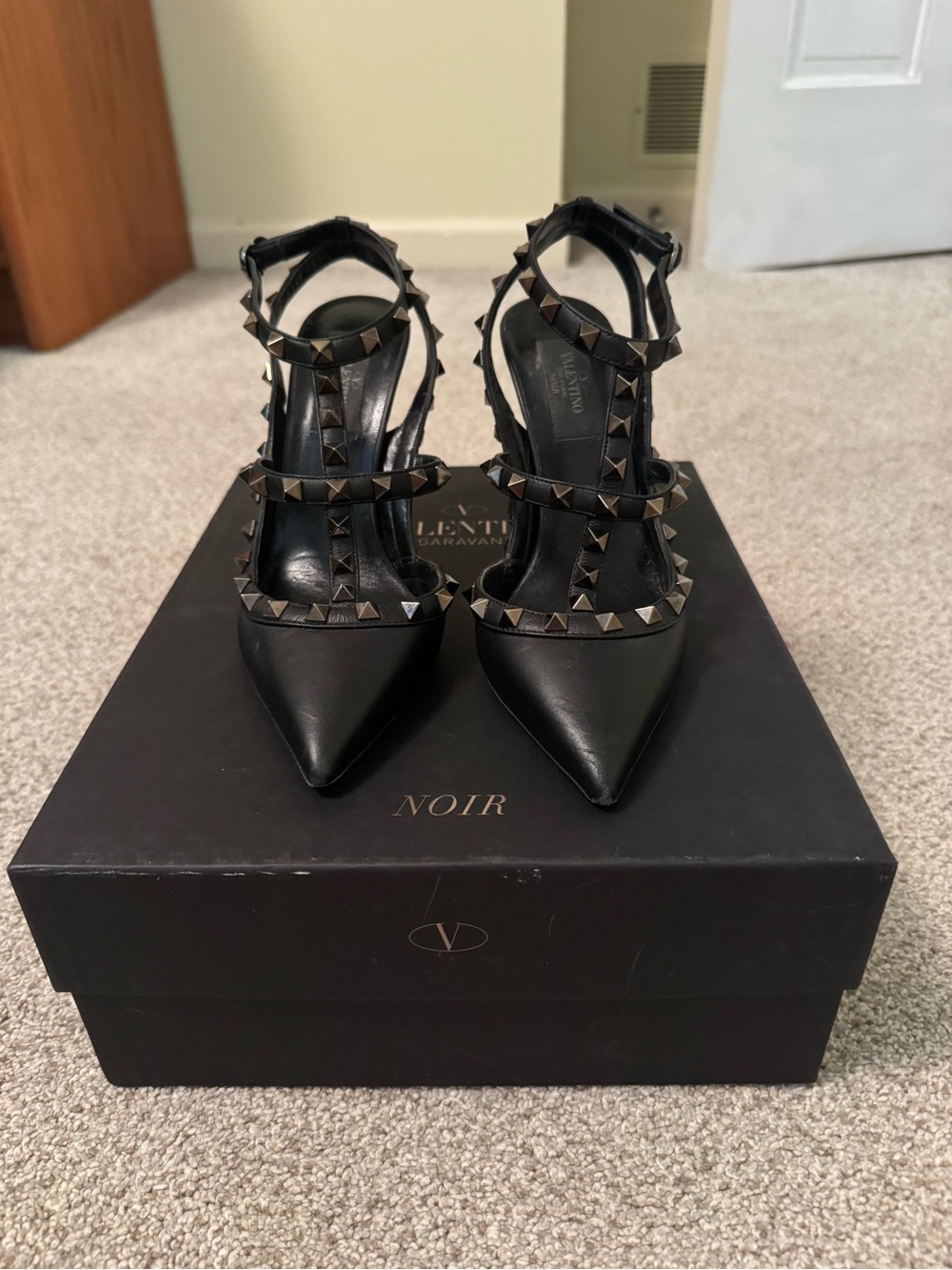 Valentino Rockstud Cage Pump: Noir